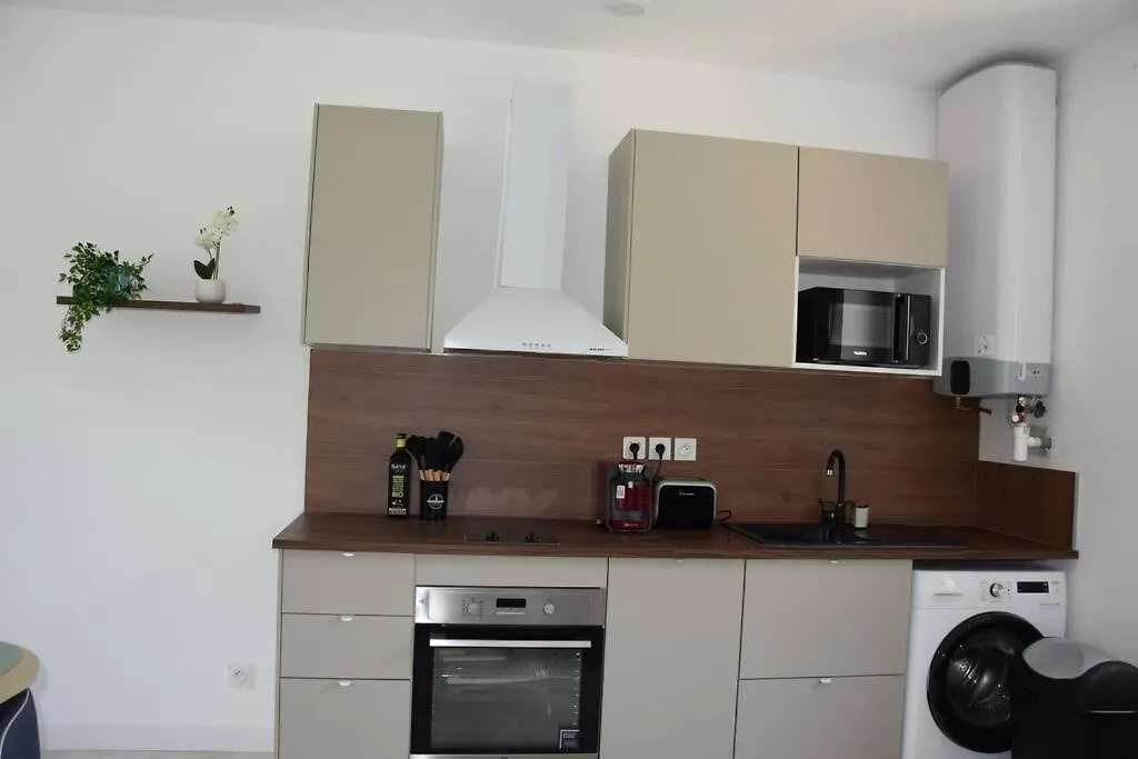 Elegant T2 A Bron, Tramway A 2Min, Box Parking, 4Personnes Apartment