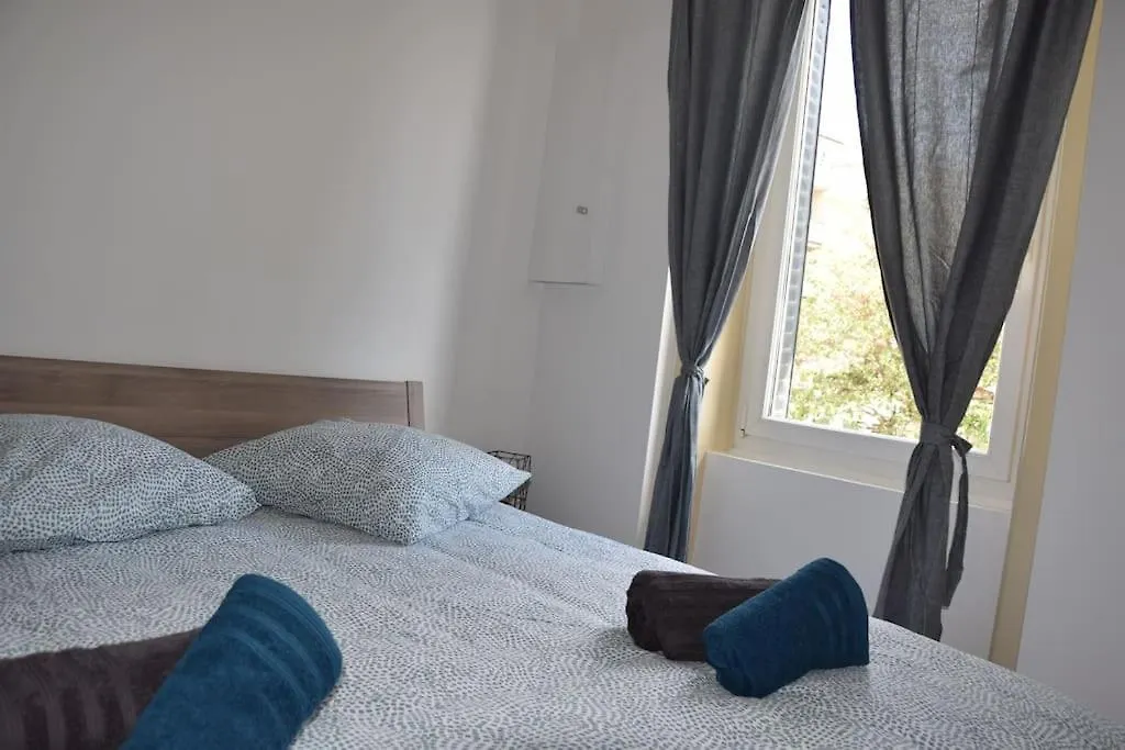 Elegant T2 A Bron, Tramway A 2Min, Box Parking, 4Personnes Apartment