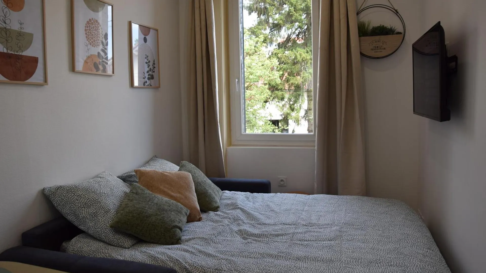 Appartement Elegant T2 A Bron, Tramway A 2Min, Box Parking, 4Personnes France