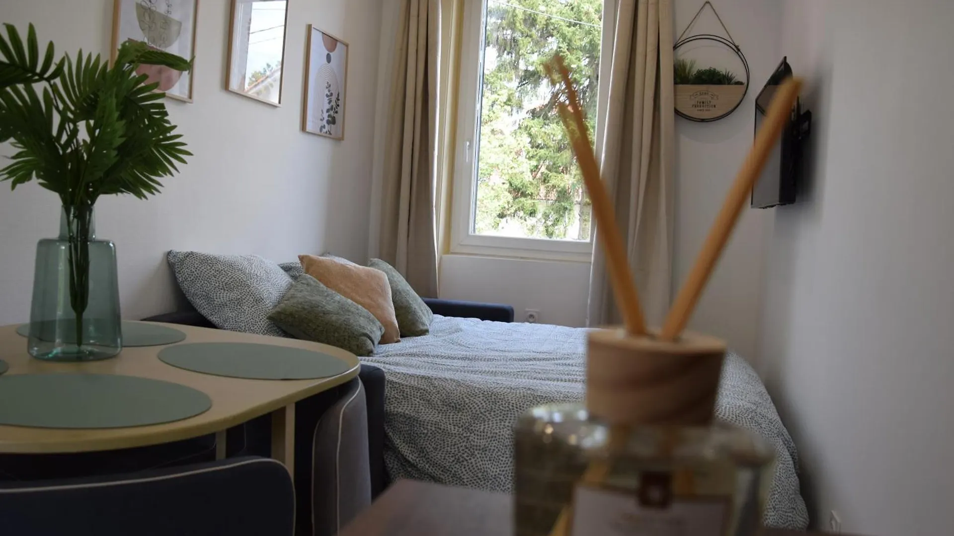 Elegant T2 A Bron, Tramway A 2Min, Box Parking, 4Personnes Apartment 0*, Bron France