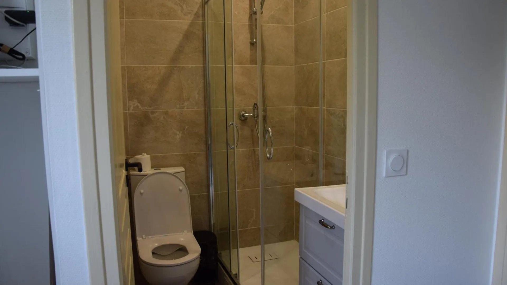 Elegant T2 A Bron, Tramway A 2Min, Box Parking, 4Personnes Apartment 0*, Bron France