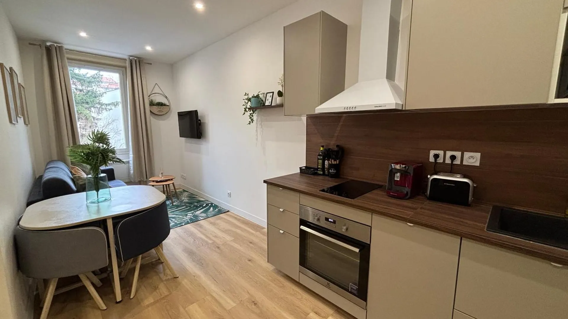 Elegant T2 A Bron, Tramway A 2Min, Box Parking, 4Personnes location