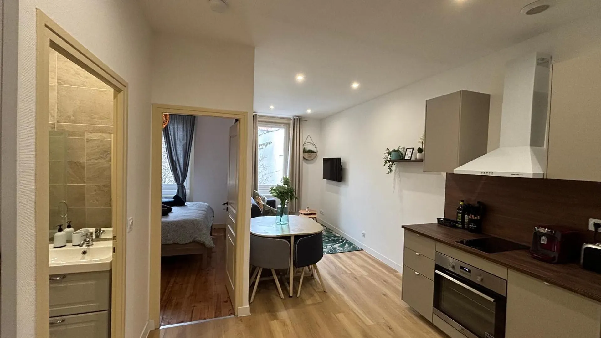 Elegant T2 A Bron, Tramway A 2Min, Box Parking, 4Personnes Apartment Bron