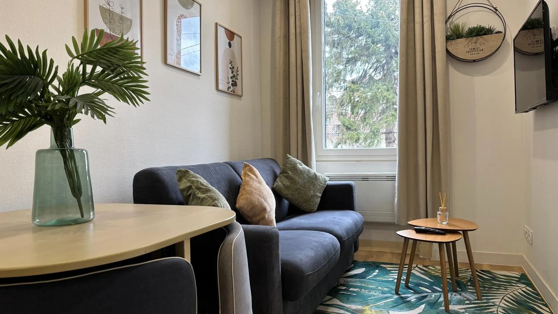 Elegant T2 A Bron, Tramway A 2Min, Box Parking, 4Personnes Apartment 0*, Bron France